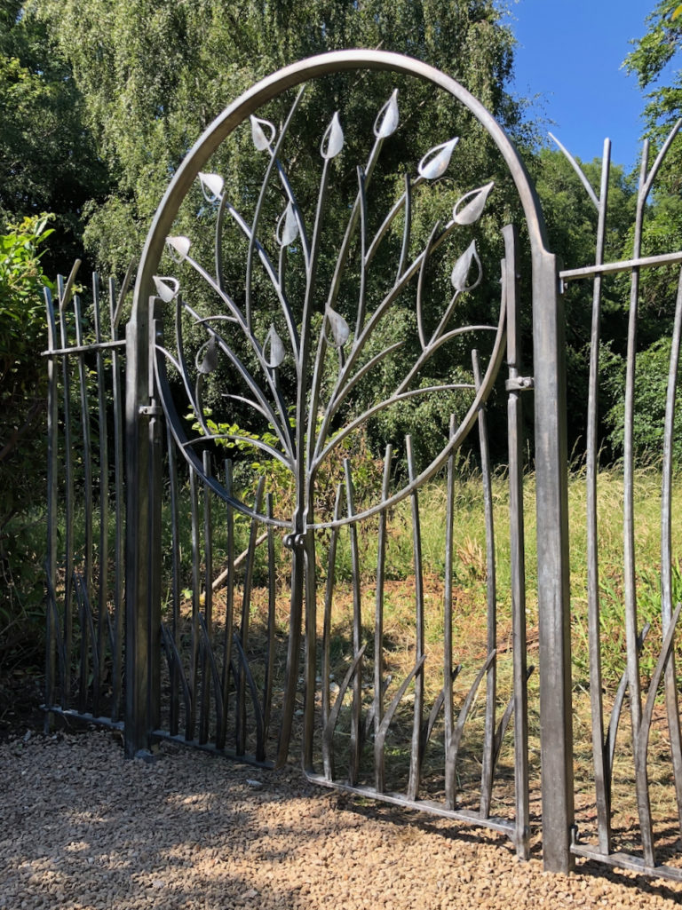sculptural-iron-tree-gates-garden