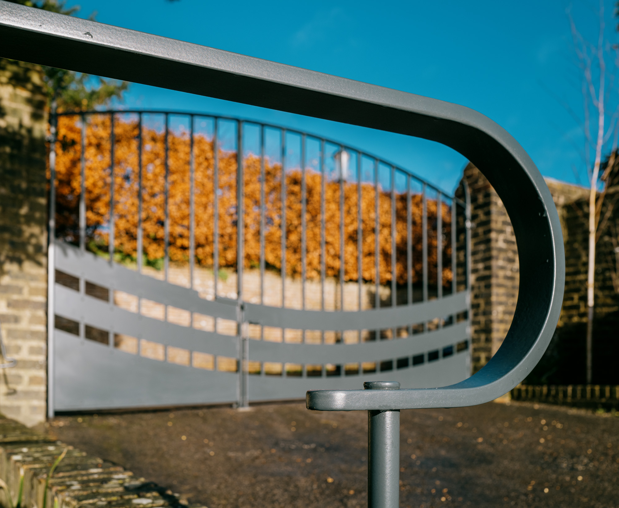 Plate-entrance-gate-contemporary-handrail