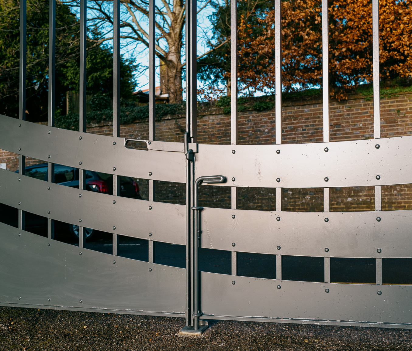 Plate-entrance-gates-latch-detail