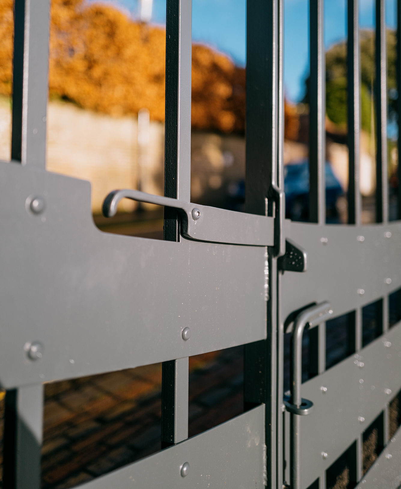 Plate-entrance-gates-contemporary-metal