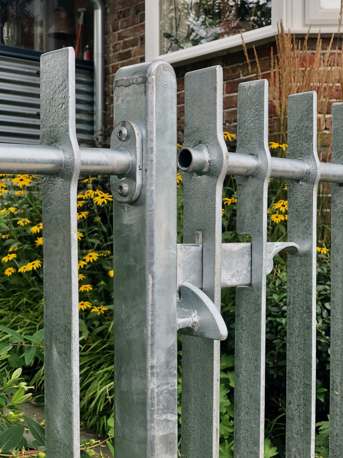Twist-gate-railing-modern-iron-metal-galvanised-detail