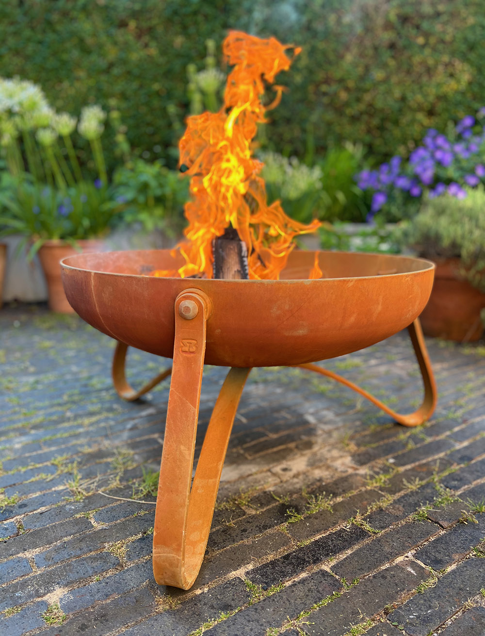 rivet-fire-bowl-logs