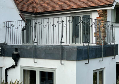 Loop balcony railing