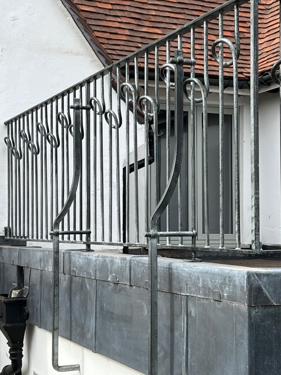 loop-contemporary-railing-metal-balcony