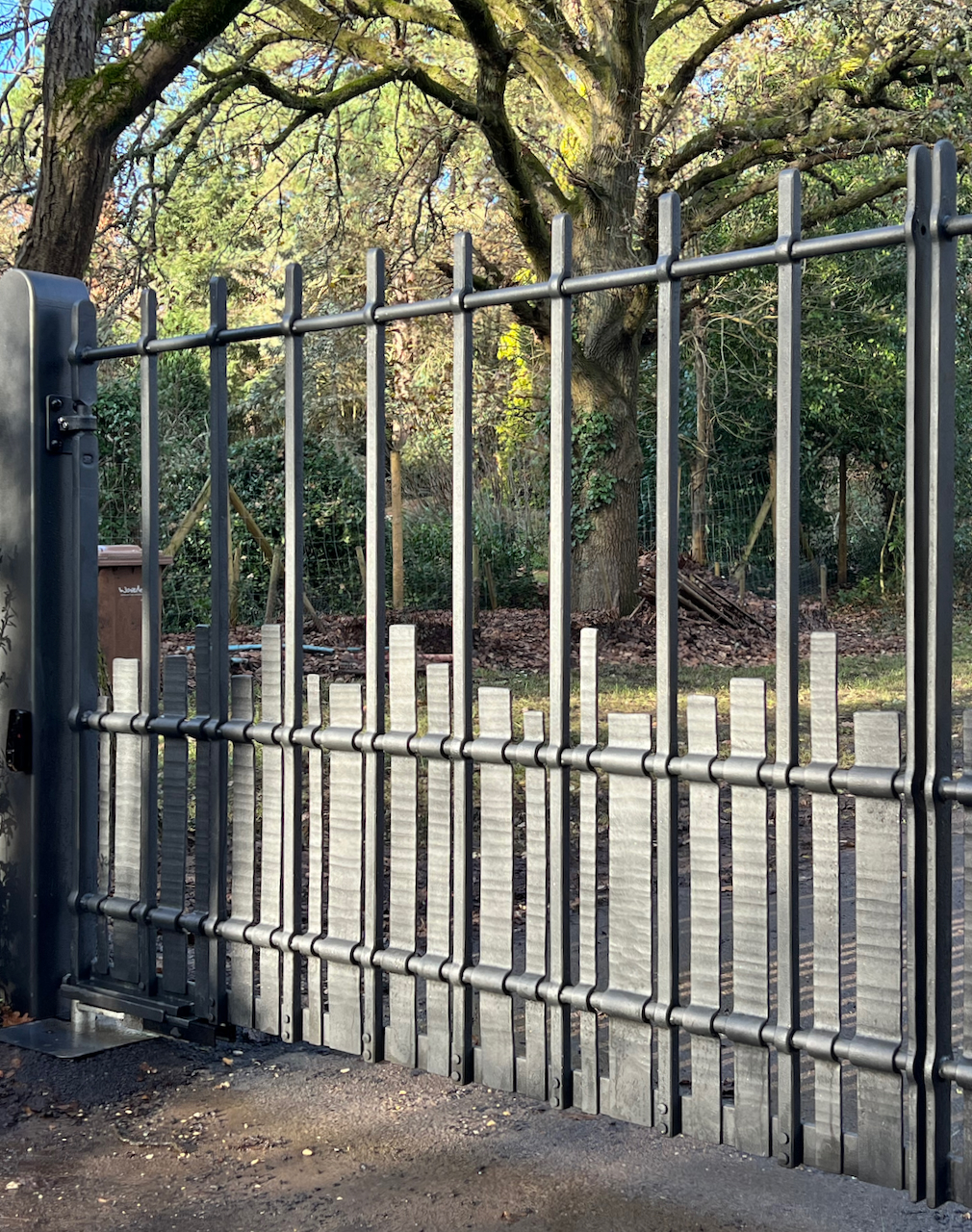 driveway-gates-automated-modern-entrance-gate