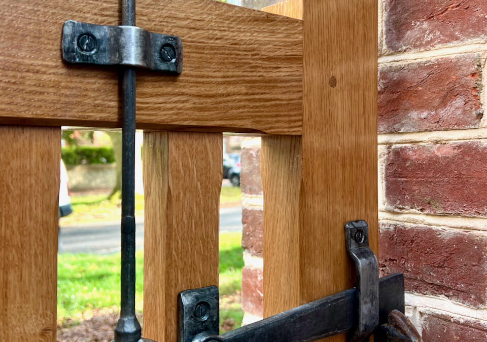 Pivot gate latch