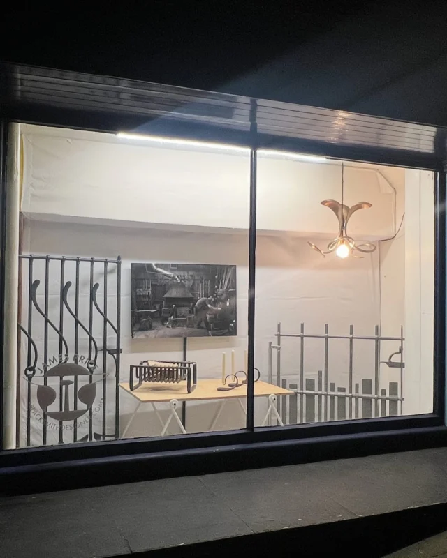 Great to be invited to be the first maker in the “Window showcase” in Lewes.  The first steps in a project that uses unused retail space in the town to showcase members of the @themakersdirectory . This selection of work will be in Station street for the next 6 weeks. 
This project has been made possible by the kind assistance of @visit.lewes  @gspbrighton and @marcocrivello_artist and not to mention the hard work of Corina and Flo !