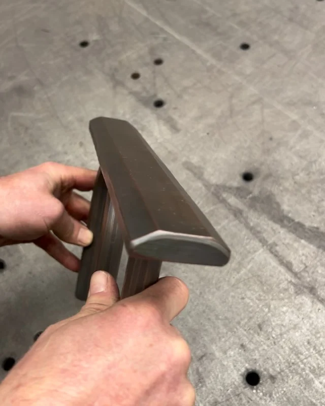 The sample for our current project with @charlottesandersongardendesign and @studioindigoltd in Wimbledon. All forged and textured 316 stainless with a patinated thermal bronze finish. It’s going to look fab in a very beautiful garden 👌🏼.
#metaldesign #bespoke #bronze #forged #blacksmithdesigner #patinated #texture #gardendesign #details