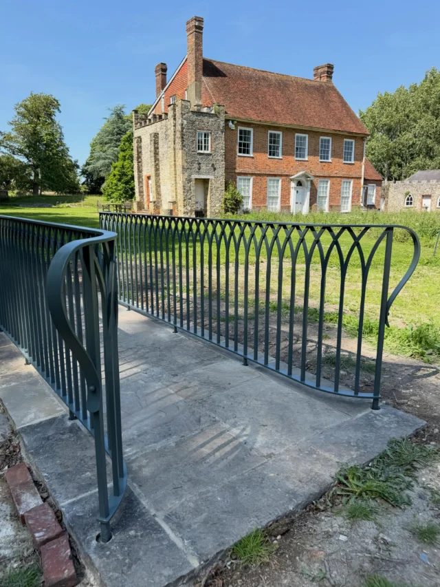 Beautiful homes deserve  beautiful railings 👌🏼…. Fantastic weather in Sussex today as Patrick and I finally fitted this project at @gatewick_gardens in Steyning . I asked our Client, Guy, when the gardens would be complete for some photos and he casually remarked about 10 years 😂. Luckily these chaps are built to last so I’ll be back in about a decade . #gardens #georgian #metaldesign #forged #ironwork