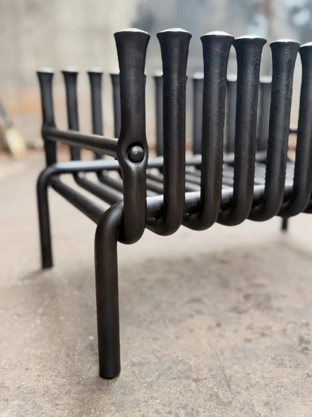 “ U “ fire basket…….bendy, understated and with some nice detailing. Heading up north just in time for some chilly nights 🔥 . This one’s bigger than it looks , all out of 25mm round. Expertly made by Patrick #firebasket #fireplace #ironwork #bendy